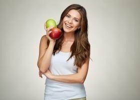 Женщина с яблоком улыбка