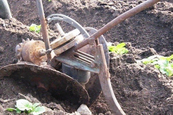Ручной инструмент для окучивания картофеля