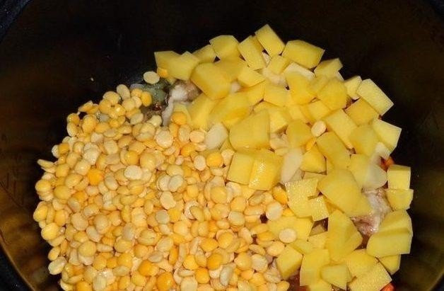 Салат с чипсами и кукурузой и яйцом
