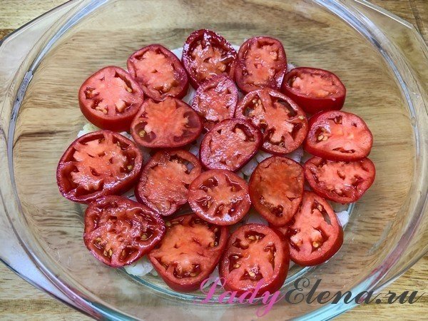 Порезанные помидоры с сыром