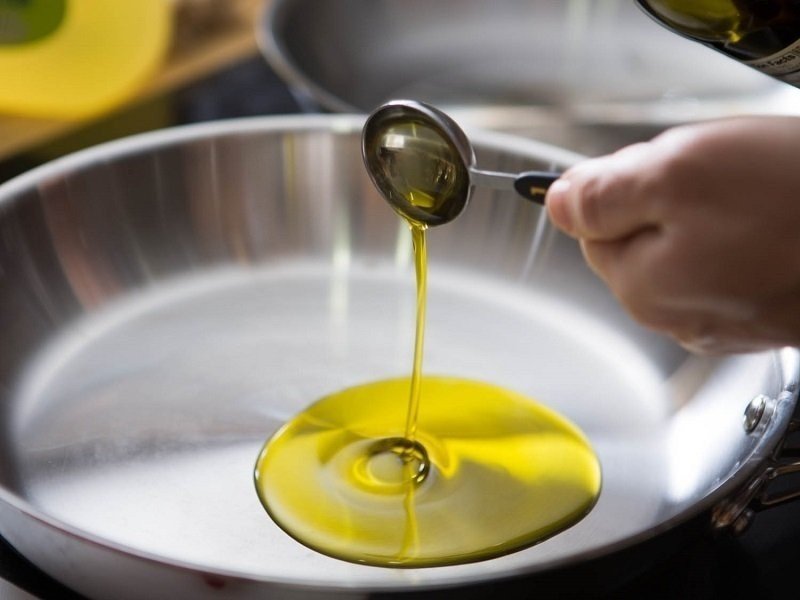 Налейте на сковороду растительное масло