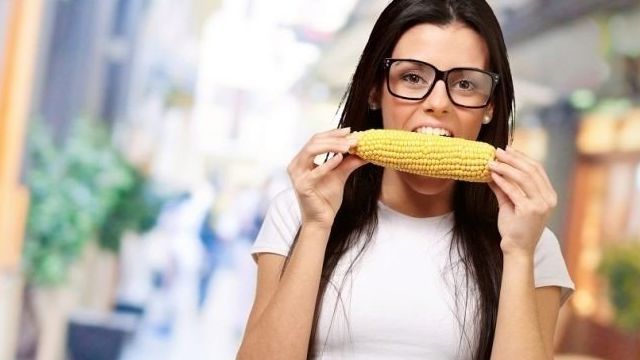 Кукуруза в микроволновке: как быстро сварить овощ за 5 минут, рецепты и сколько по времени готовить, можно ли греть кукурузу в микроволновке