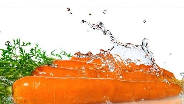 Как поливать морковь после посадки в открытый грунт, надо ли это делать сразу после посева, когда нужно и чем проводить процедуру, а также сколько раз в месяц