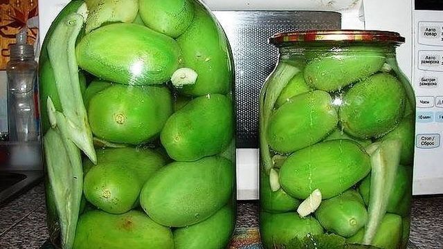 Рецепт маринованных зеленых помидоров с чесноком и зеленью