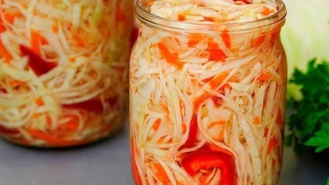 Суточная капуста: рецепт с чесноком и моркрвью